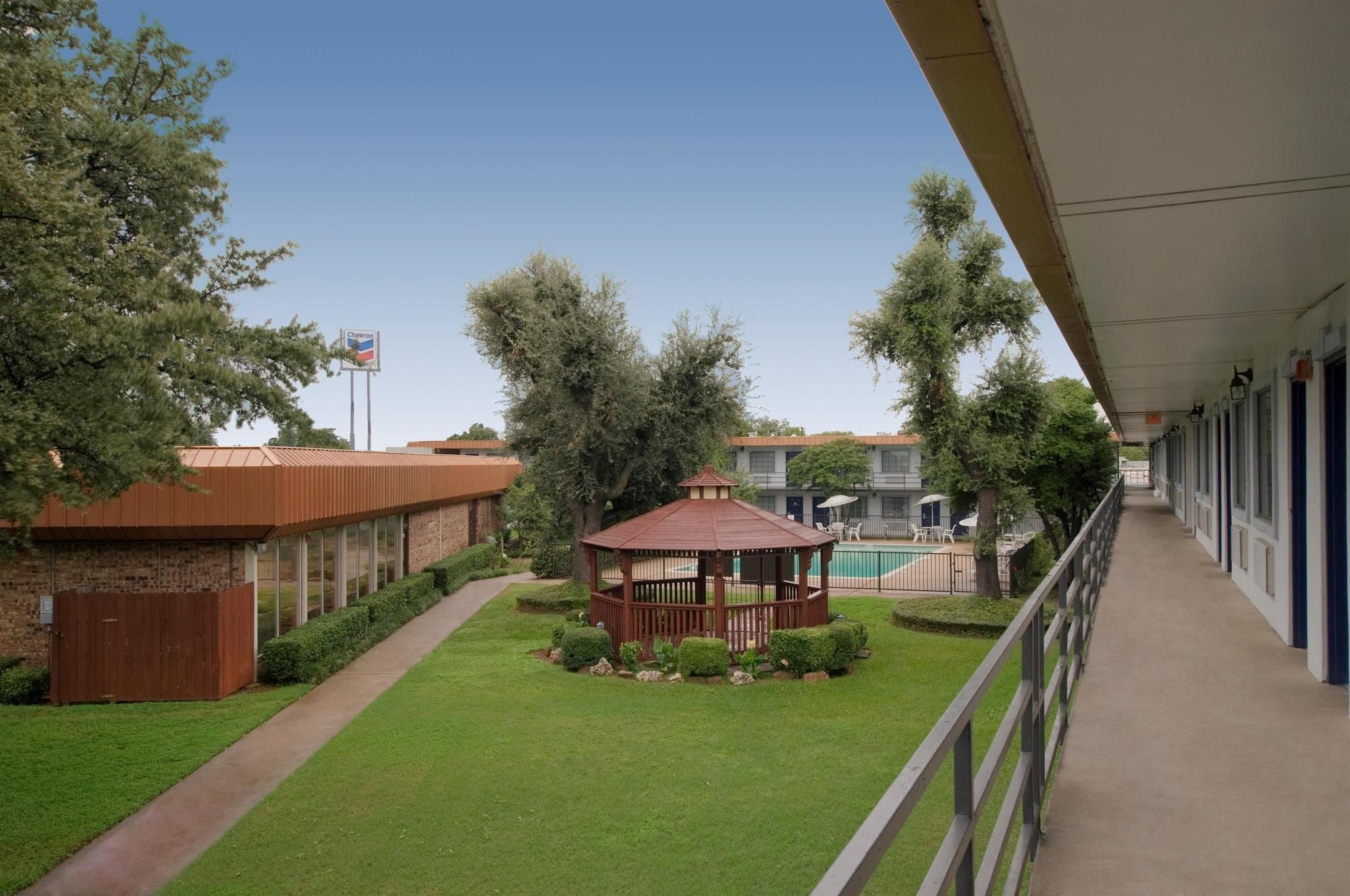 Americas Best Value Inn Fort Worth/Hurst Richland Hills Bagian luar foto