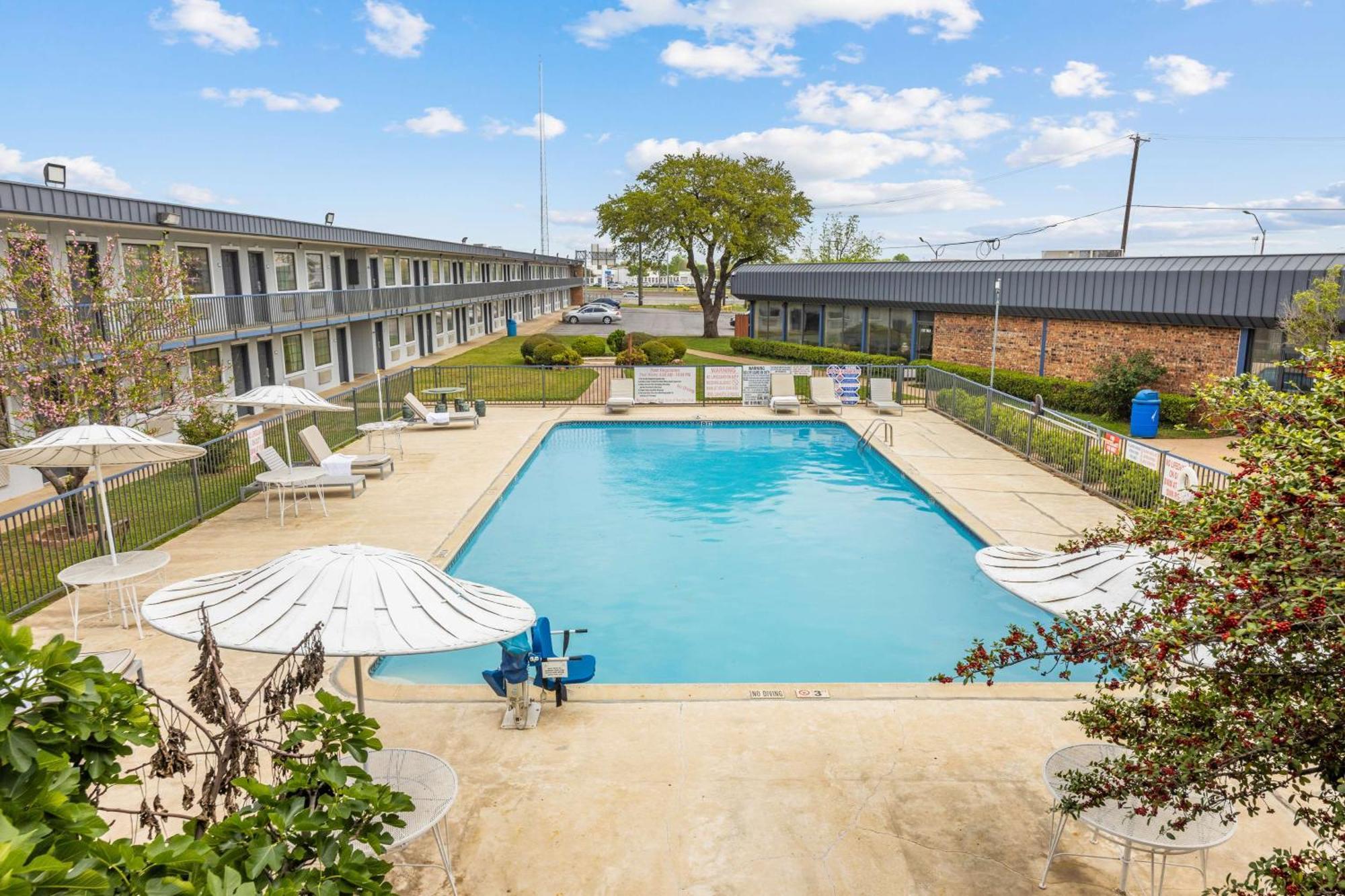Americas Best Value Inn Fort Worth/Hurst Richland Hills Bagian luar foto