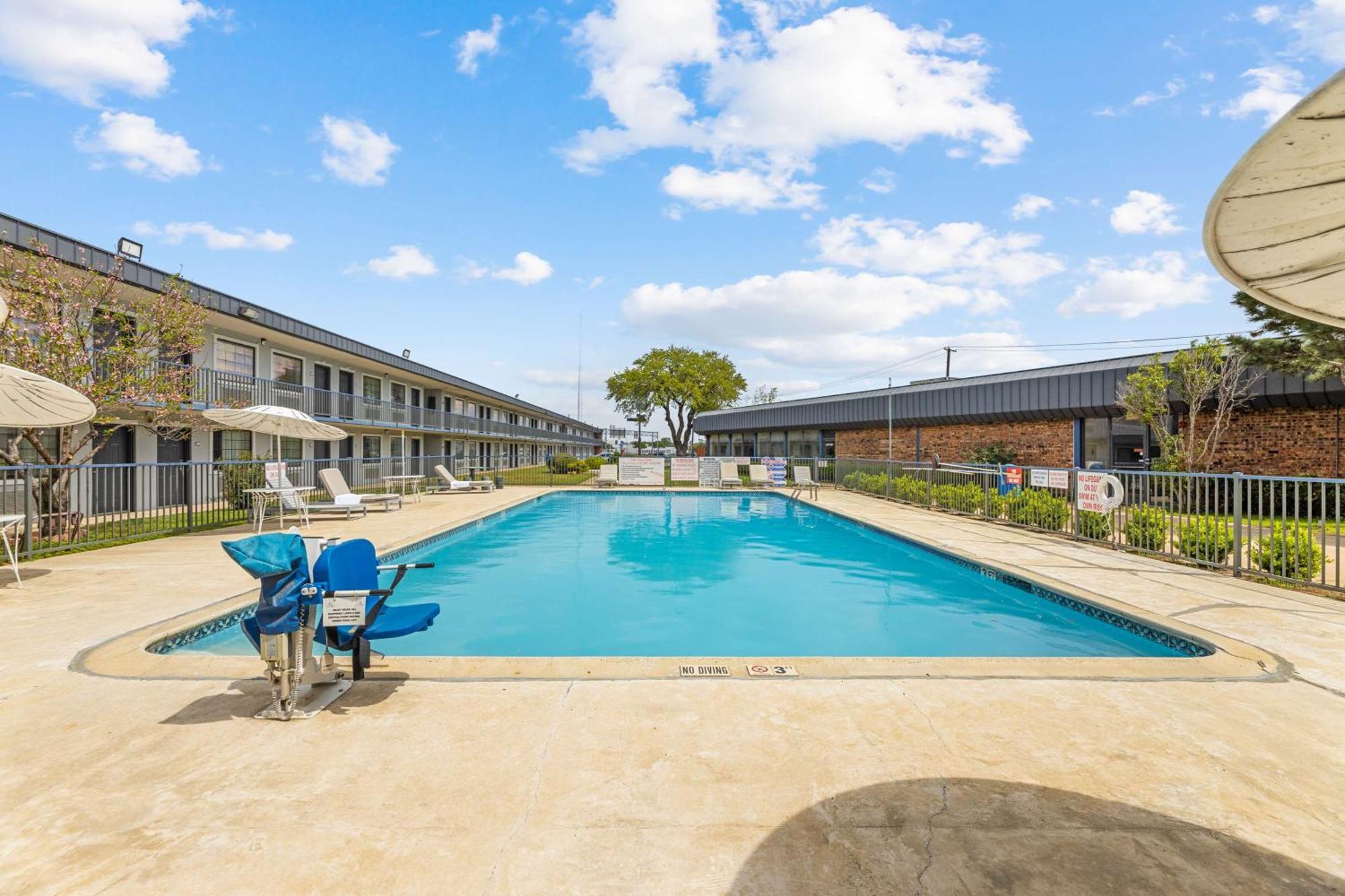 Americas Best Value Inn Fort Worth/Hurst Richland Hills Bagian luar foto