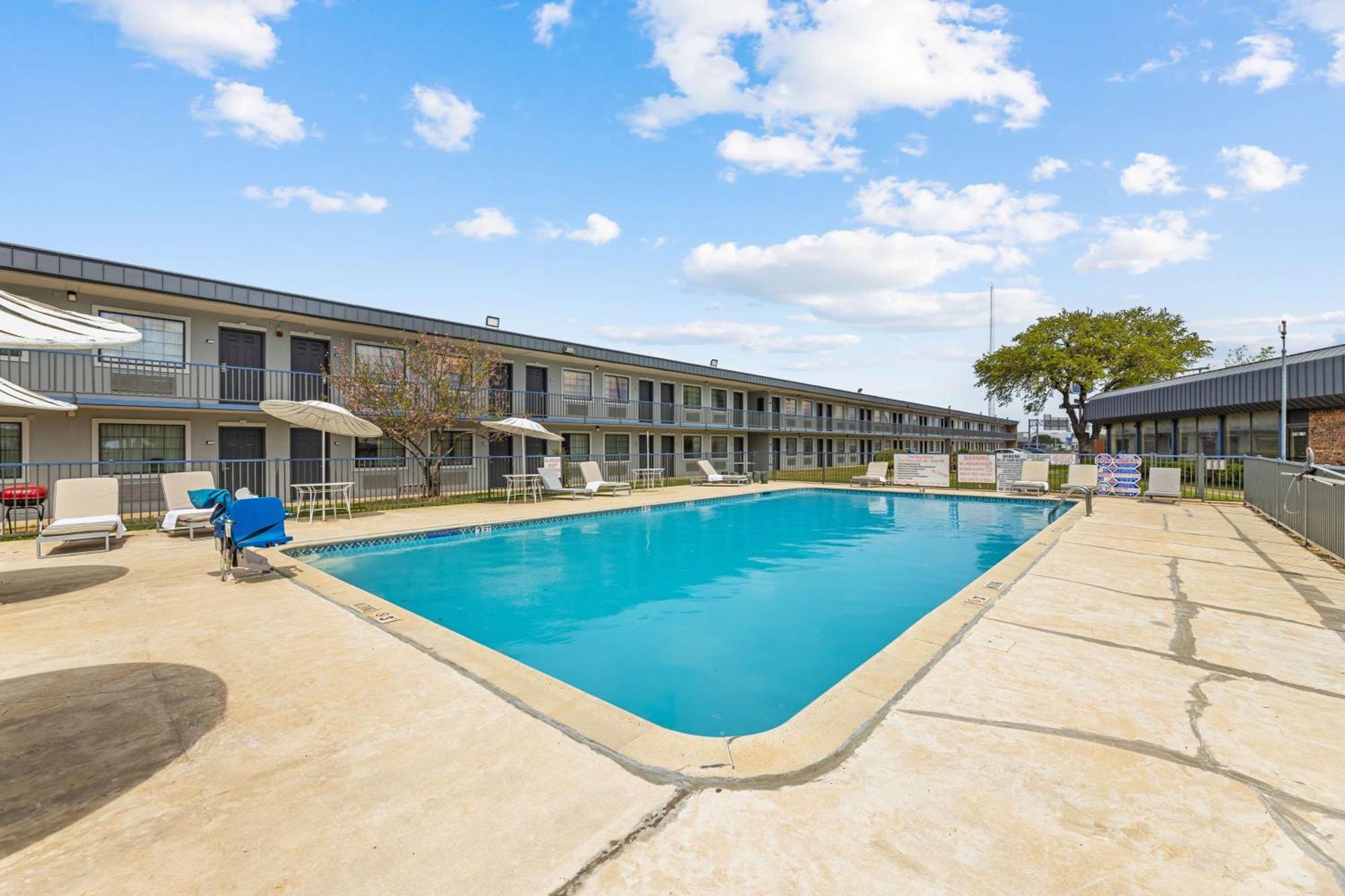 Americas Best Value Inn Fort Worth/Hurst Richland Hills Bagian luar foto