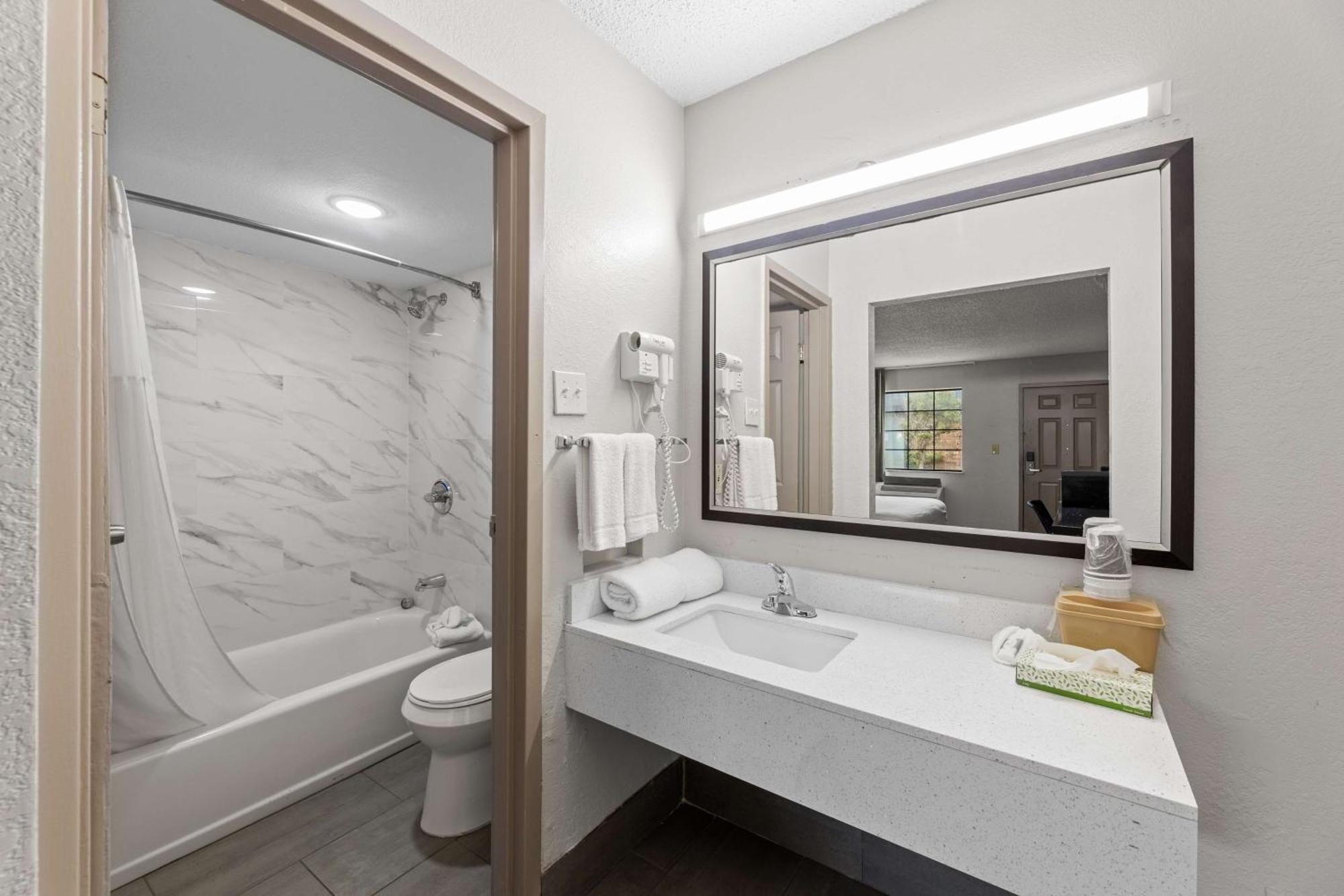 Americas Best Value Inn Fort Worth/Hurst Richland Hills Bagian luar foto