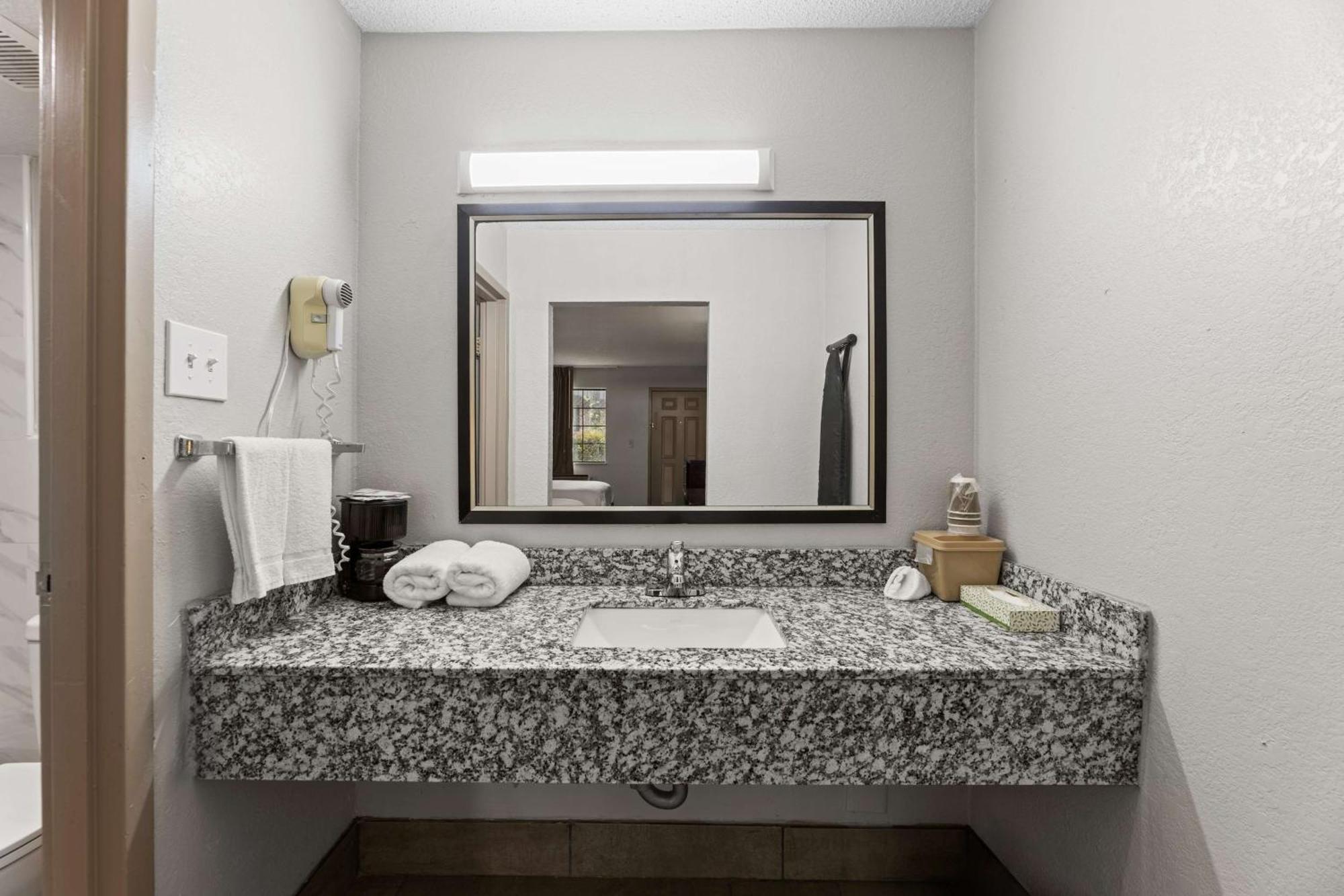 Americas Best Value Inn Fort Worth/Hurst Richland Hills Bagian luar foto