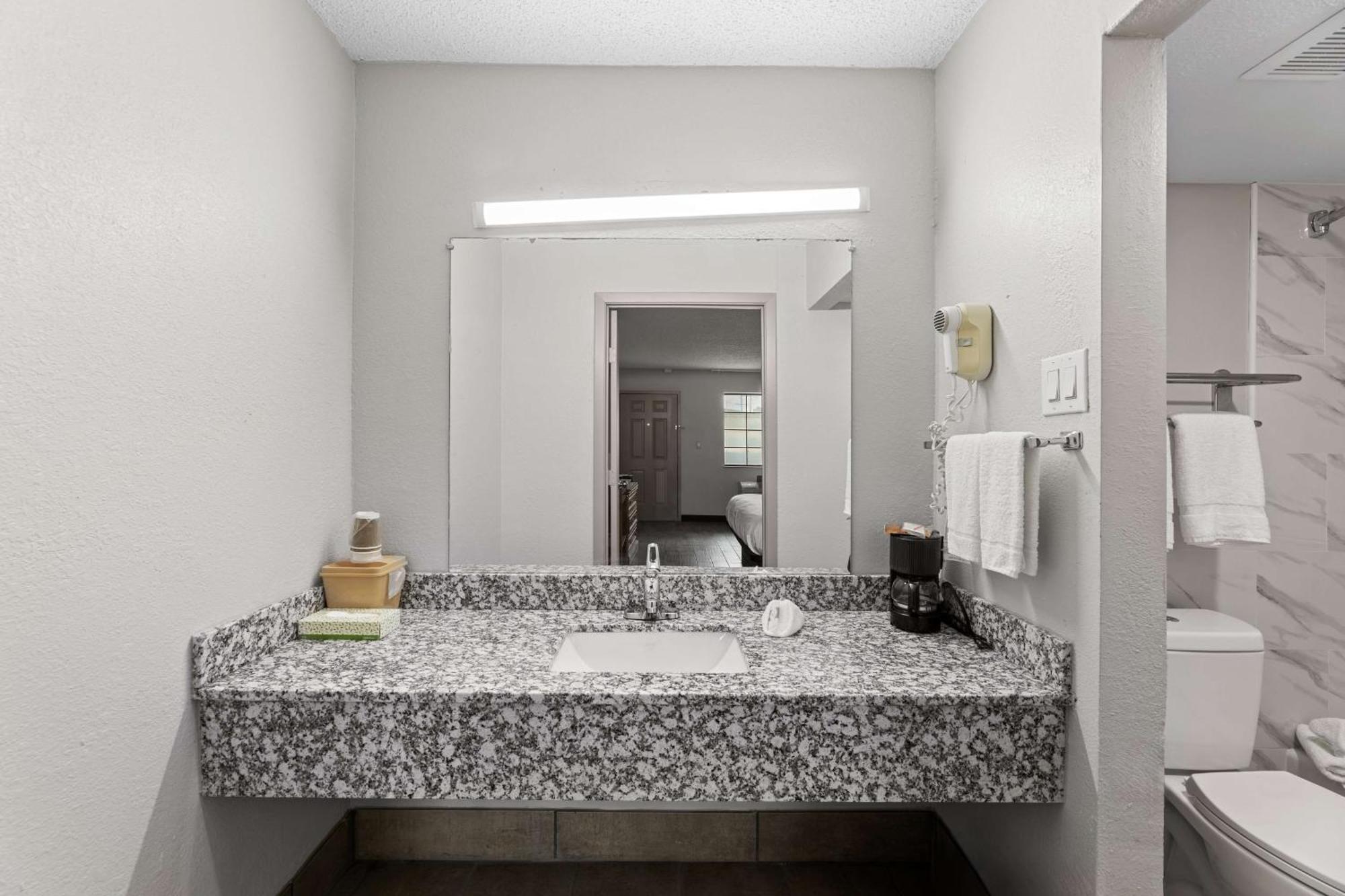 Americas Best Value Inn Fort Worth/Hurst Richland Hills Bagian luar foto